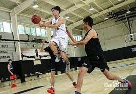 为什么客队球员在进入主场球场前需要进行二十分钟的“灯光盲区测验”