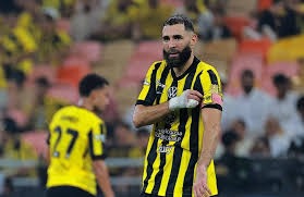 复盘曼联1-1西汉姆：阿莫林“反向换人”导致丢分，B费射门离谱